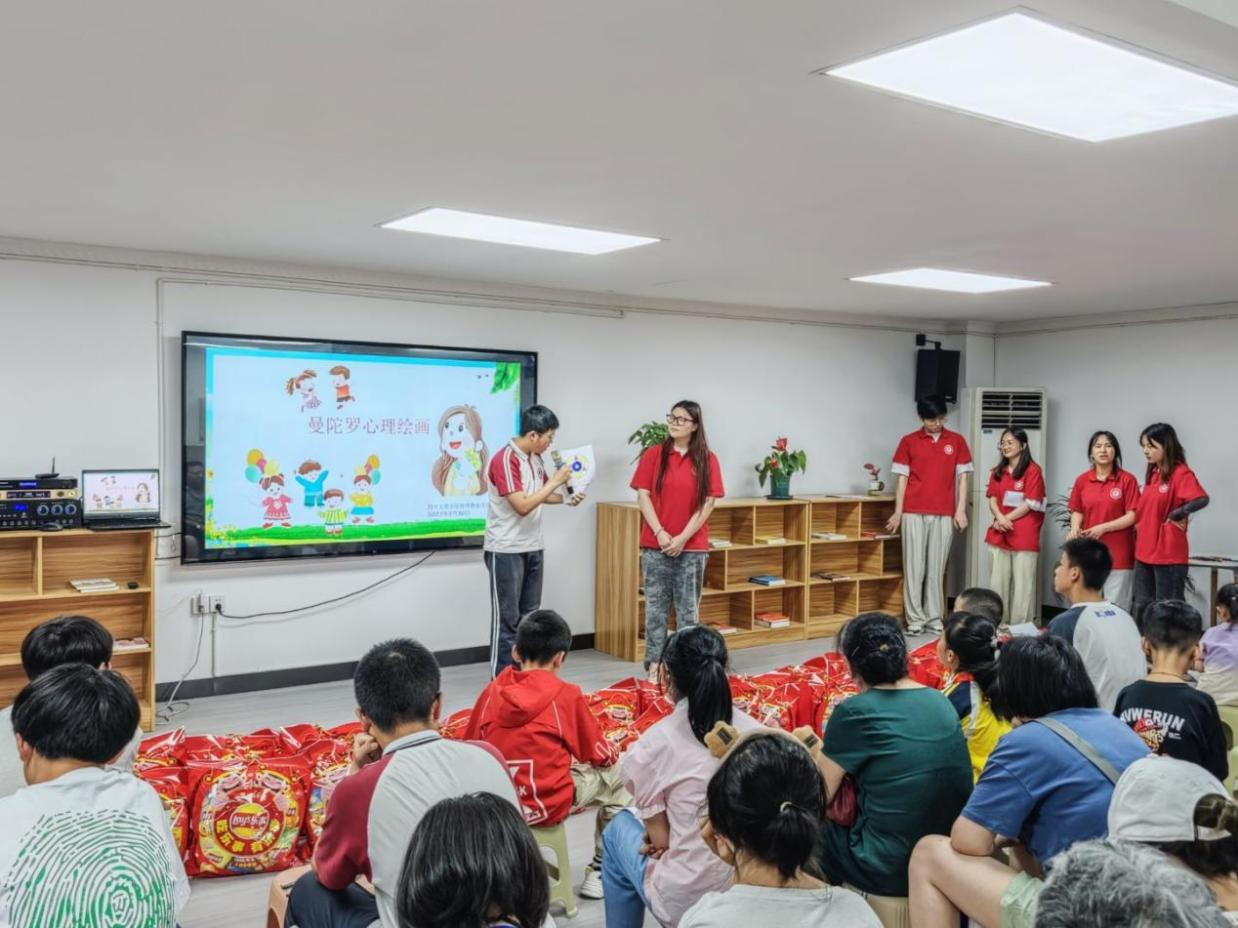 双节同庆 心暖童心|太阳成集团tyc151cc携手东城街道开展“粽点关注·童心向阳”志愿活动